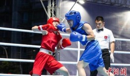 男孩爆料被大叔拳击打视频,大叔街头暴力拳击，引发网友热议